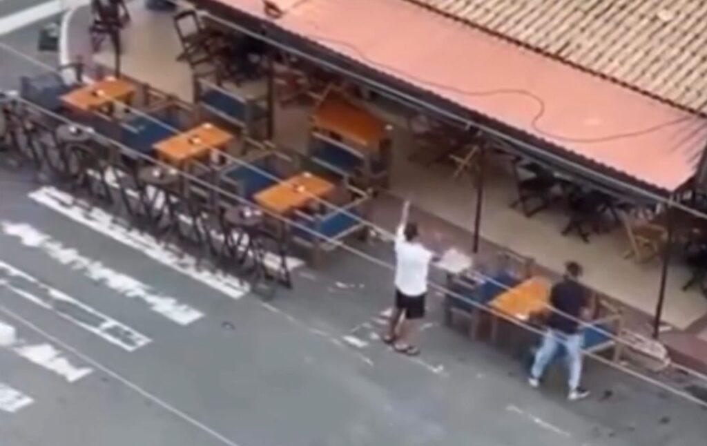 O Bar do Vitalino, em Vila Velha, colocou mesas até em faixa de pedestre. Foto: Reprodução (Redes Sociais)