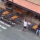 O Bar do Vitalino, em Vila Velha, colocou mesas até em faixa de pedestre. Foto: Reprodução (Redes Sociais)