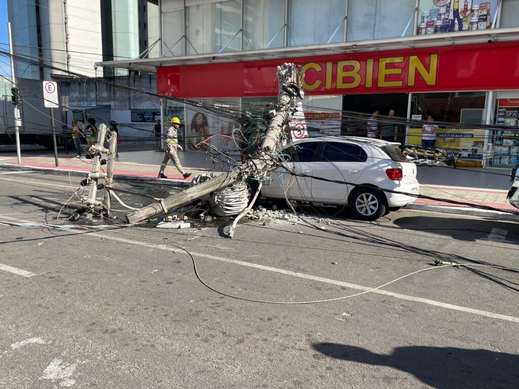 Dois postes caíram após caminhão atingir a fiação. Foto: Divulgação 