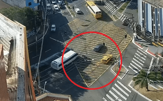 Acidente aconteceu entre as avenidas Desembargador Santos Neves e Nossa Senhora da Penha, em Vitória. Foto: Reprodução
