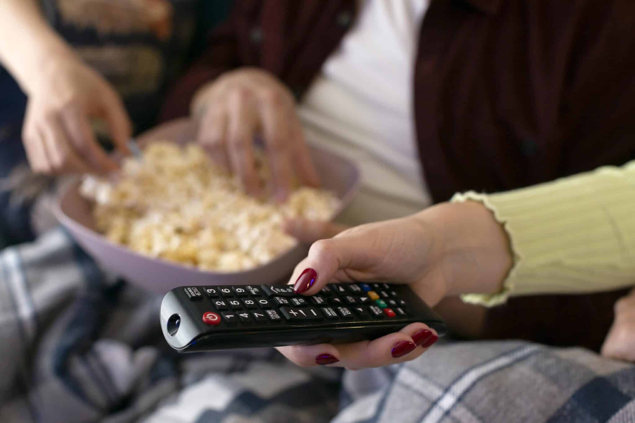 Séries de diferentes gêneros oferecem lições de saúde financeira e inspiram hábitos de consumo mais conscientes. Foto: Freepik