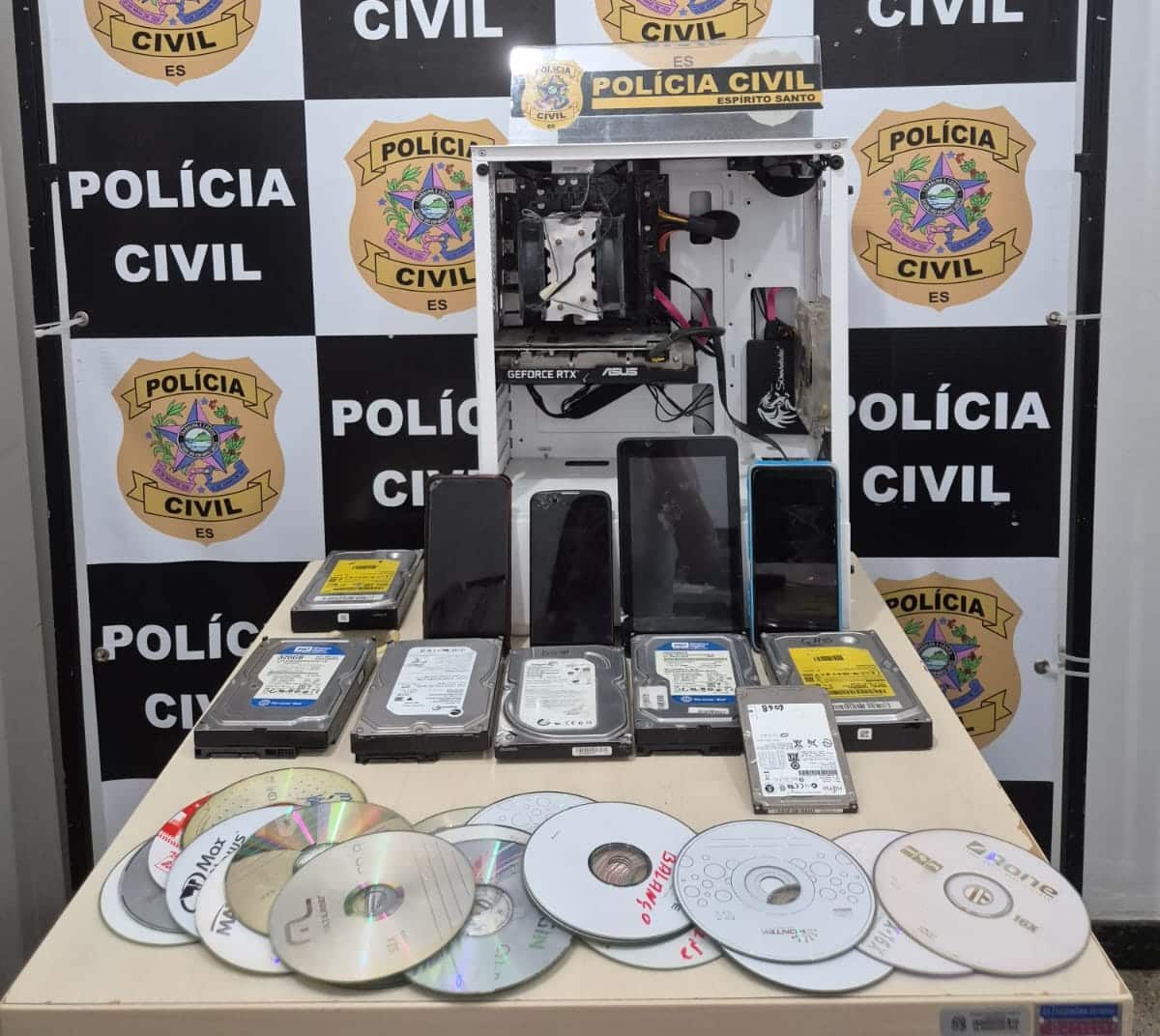 Operação que prendeu homem suspeito de armazenar pornografia infantil e de violentar a sobrinha-neta por quase 15 anos