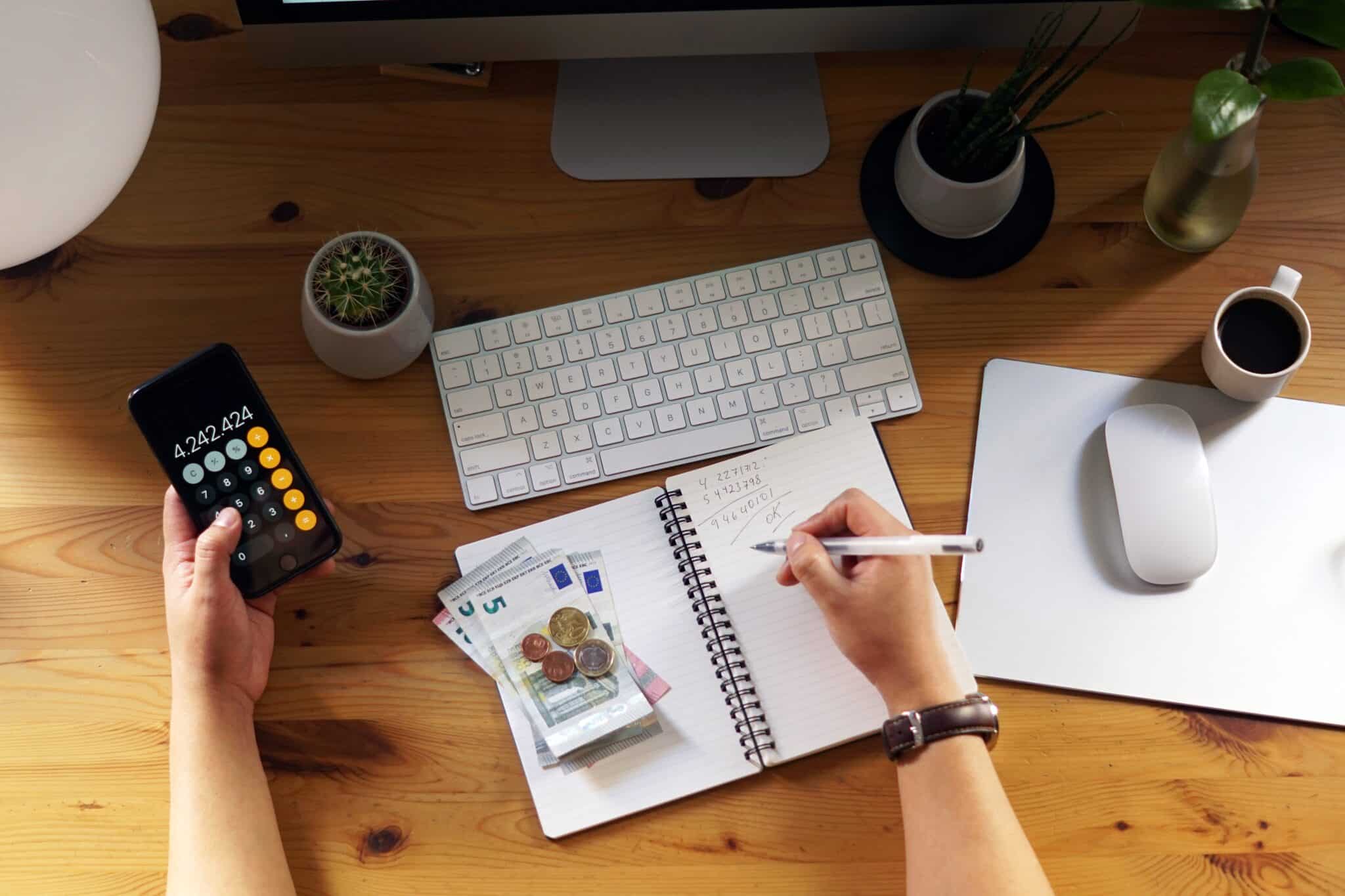 Escolher entre comprar à vista ou parcelado exige análise cuidadosa do desconto oferecido, da taxa de juros do parcelamento e do potencial de rendimento do seu dinheiro investido. Foto: Freepik