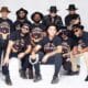 A big band Filosofando Raul Seixas apresenta em Vitória o show Raul 80 Anos, um tributo que percorre a trajetória do artista com arranjos especiais e presença de Sylvio Passos, amigo pessoal do cantor. Foto: Divulgação