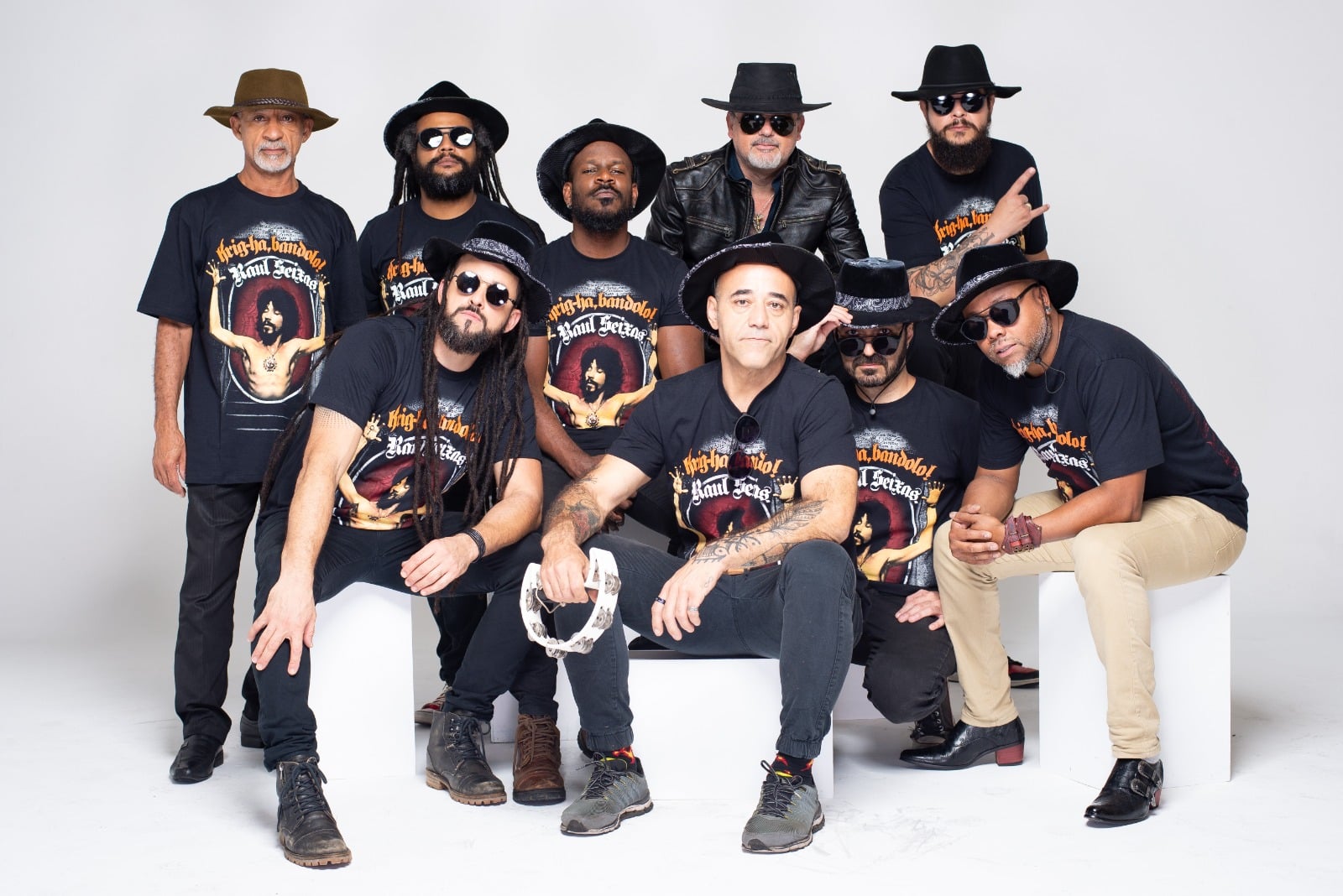 A big band Filosofando Raul Seixas apresenta em Vitória o show Raul 80 Anos, um tributo que percorre a trajetória do artista com arranjos especiais e presença de Sylvio Passos, amigo pessoal do cantor. Foto: Divulgação