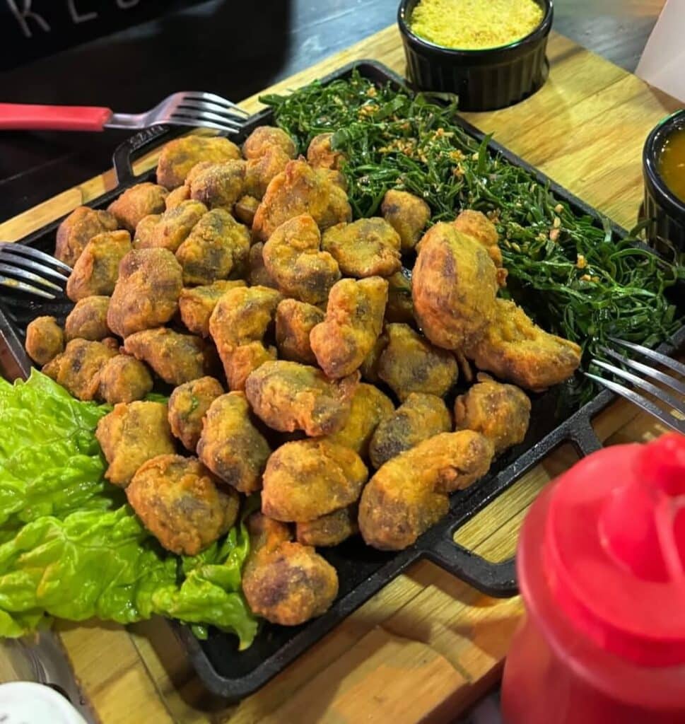 A moela empanada da Parada dos Amigos vem com couve, farofa e pirão
