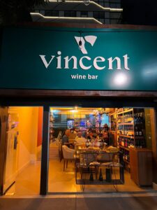 O Vincent, novo bar de vinhos da Praia do Canto