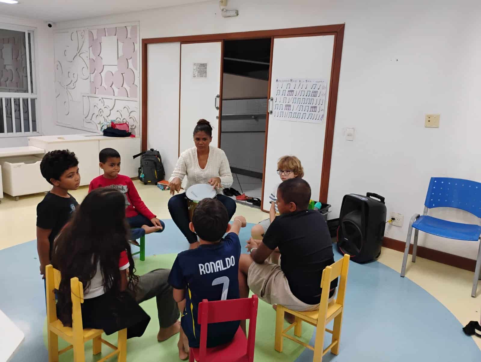 Acacci ampliou seu trabalho social e cultural com novas oficinas gratuitas de arte, música e robótica em Jardim Camburi. Foto: Divulgação