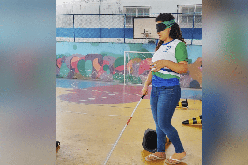Aluna da Escola Valéria Maria Miranda participa do projeto “Eu no seu lugar”, que convida estudantes a vivenciar desafios enfrentados por pessoas com deficiência durante o Setembro Verde