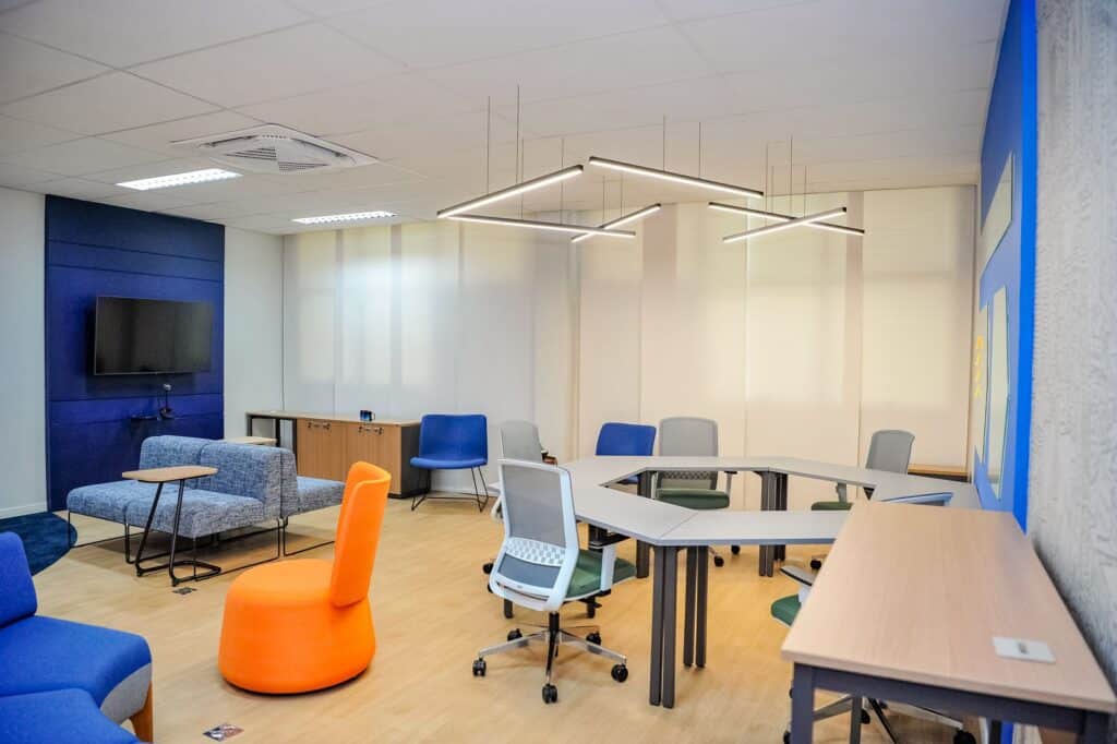 Ambiente moderno e colaborativo do Laboratório Urbano de Vitória (LUV), espaço dedicado a inovação e desenvolvimento de projetos
