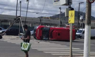 Ambulância do Corpo de Bombeiros tomba após colisão em cruzamento no bairro Jardim América, em Cariacica, na tarde desta terça-feira (16)