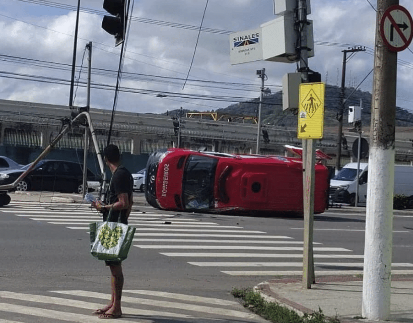 Ambulância do Corpo de Bombeiros tomba após colisão em cruzamento no bairro Jardim América, em Cariacica, na tarde desta terça-feira (16)