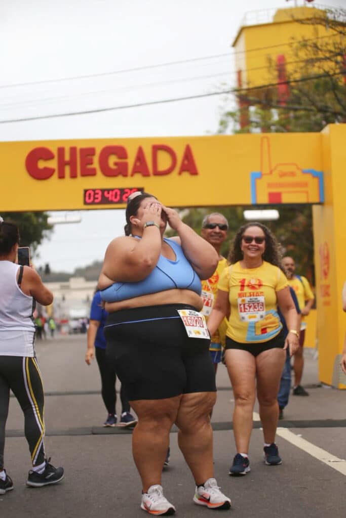 Ao cruzar a linha de chegada, Júlia Sipolatti não conteve as lágrimas