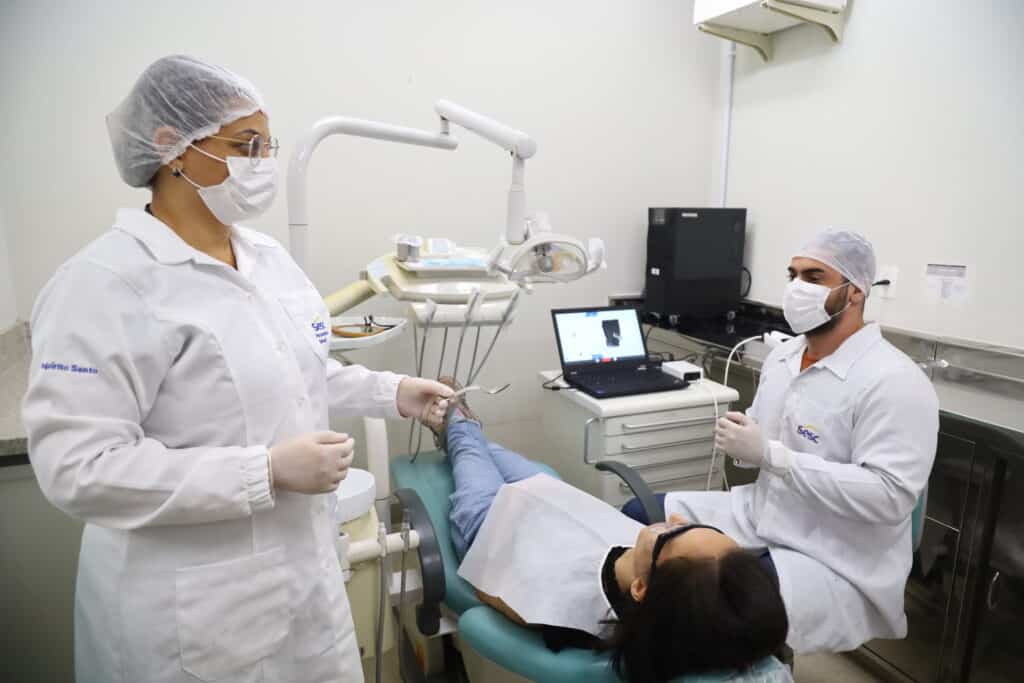 Atendimento odontológico em clínica do Sesc-ES
