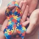 No Brasil, famílias de pessoas com autismo travam batalhas judiciais contra planos de saúde para garantir terapias essenciais, em um cenário em que o direito à saúde, assegurado pela Constituição, segue sendo negado na prática. Foto: Freepik