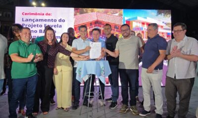 Autoridades estaduais, municipais e parceiros privados durante a assinatura do acordo de cooperação que marca o início do projeto Favela 3D em Piranema, Cariacica
