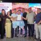 Autoridades estaduais, municipais e parceiros privados durante a assinatura do acordo de cooperação que marca o início do projeto Favela 3D em Piranema, Cariacica
