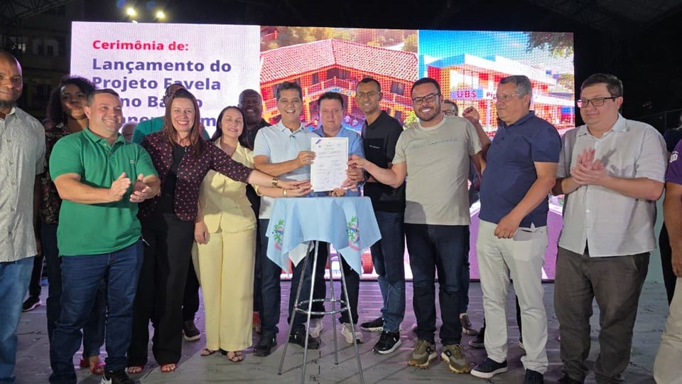 Autoridades estaduais, municipais e parceiros privados durante a assinatura do acordo de cooperação que marca o início do projeto Favela 3D em Piranema, Cariacica