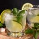 Caipirinha gelada, limão fresco e hortelã.