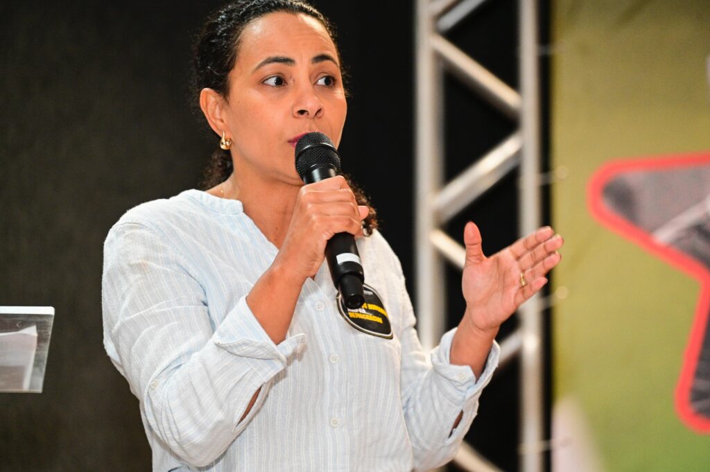 Camila Valadão (PSol) discursa na cerimônia de posse do Diretório Estadual do PT. Foto: Rodrigo Gavini