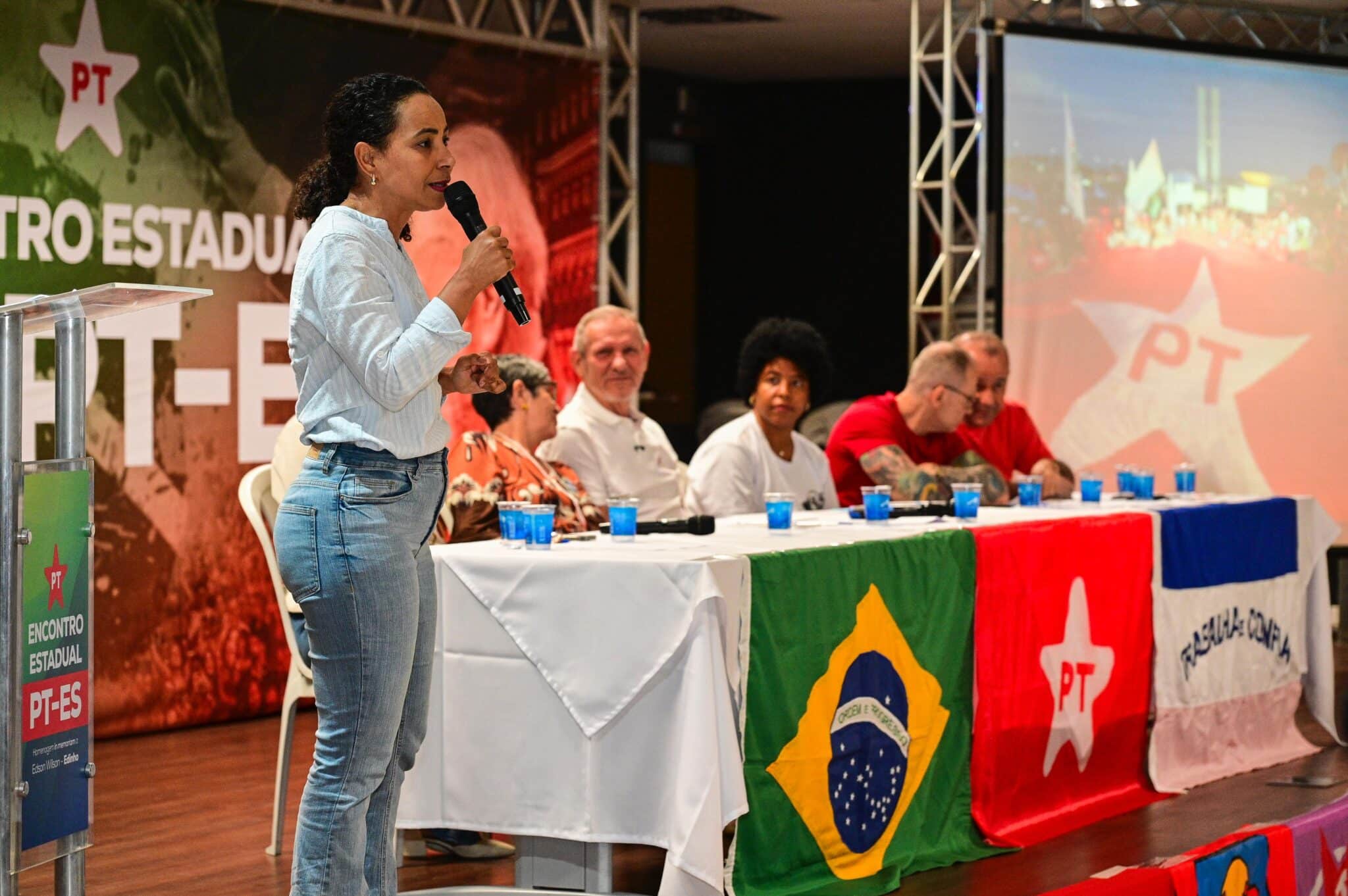 Camila Valadão (PSol) discursa na cerimônia de posse do Diretório Estadual do PT. Foto: Rodrigo Gavini