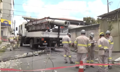 Caminhão derruba postes e deixa bairro de Cariacica sem energia
