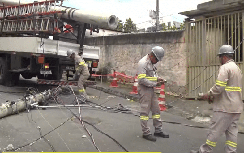 Caminhão derruba postes e deixa bairro de Cariacica sem energia