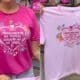 Camisas do Outubro Rosa 2025 trazem a mensagem ‘Conhecimento que protege, cuidado que faz viver’