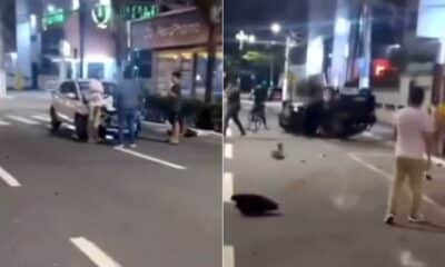 Carro capota após acidente em cruzamento da Praia da Costa, em Vila Velha