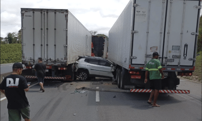 Carro fica prensado entre duas carretas após colisão no km 219 da BR-101, em Ibiraçu; uma pessoa ficou ferida