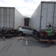 Carro fica prensado entre duas carretas após colisão no km 219 da BR-101, em Ibiraçu; uma pessoa ficou ferida
