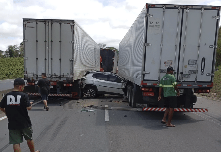 Carro fica prensado entre duas carretas após colisão no km 219 da BR-101, em Ibiraçu; uma pessoa ficou ferida
