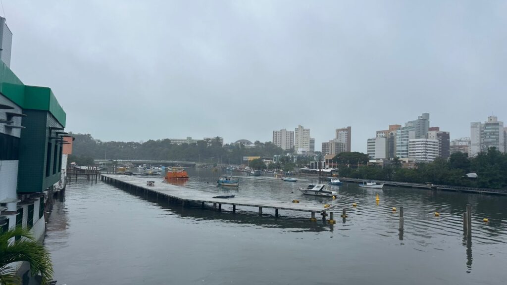 Chuva no canal de Camburi, em Vitória