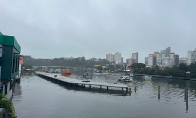 Chuva no canal de Camburi, em Vitória