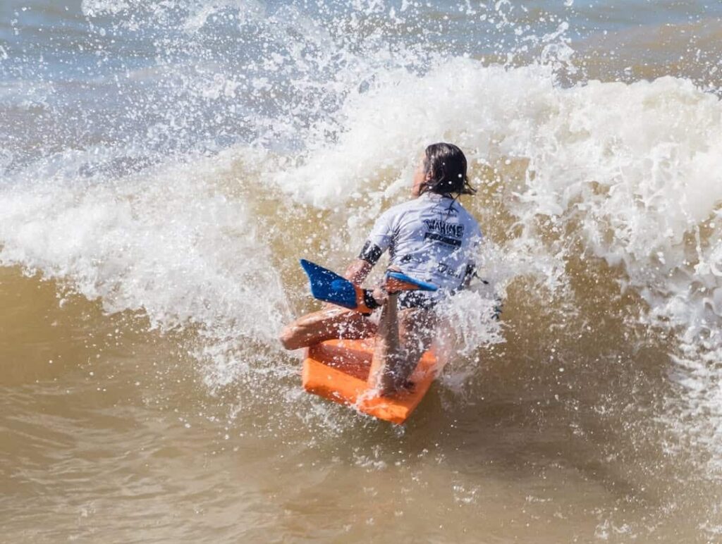 Competidora enfrenta as ondas capixabas no Mundial de Bodyboarding feminino