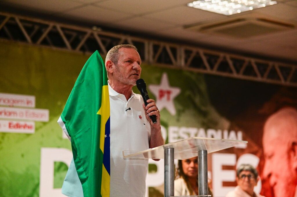 João Coser exibe bandeira do Brasil em sua posse como presidente estadual do PT. Foto: Rodrigo Gavini