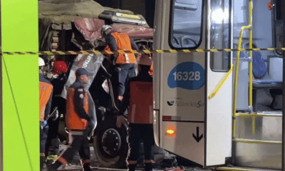 Equipes de resgate atuam após colisão entre caminhão e ônibus em Morada de Laranjeiras, na Serra, que deixou um morto e quatro feridos