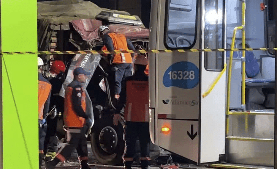 Equipes de resgate atuam após colisão entre caminhão e ônibus em Morada de Laranjeiras, na Serra, que deixou um morto e quatro feridos