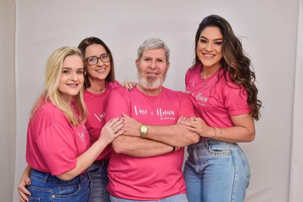 O empresário Dirceu Paigel, idealizador do projeto Você é Única, ao lado da jornalista Fabíola de Paula e das médicas oncologistas Ana Paula Mazzocco do Nascimento Dalvi e Carolina Canopca