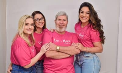 O empresário Dirceu Paigel, idealizador do projeto Você é Única, ao lado da jornalista Fabíola de Paula e das médicas oncologistas Ana Paula Mazzocco do Nascimento Dalvi e Carolina Canopca