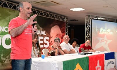 Helder Salomão pede calma à militância, durante a posse do novo Diretório do PT-ES. Foto: Rodrigo Gavini