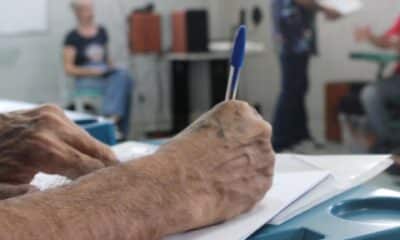 Interno participa de oficina de escrita criativa durante o projeto musical realizado na Penitenciária Estadual de Vila Velha V (PEVV5)