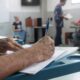 Interno participa de oficina de escrita criativa durante o projeto musical realizado na Penitenciária Estadual de Vila Velha V (PEVV5)