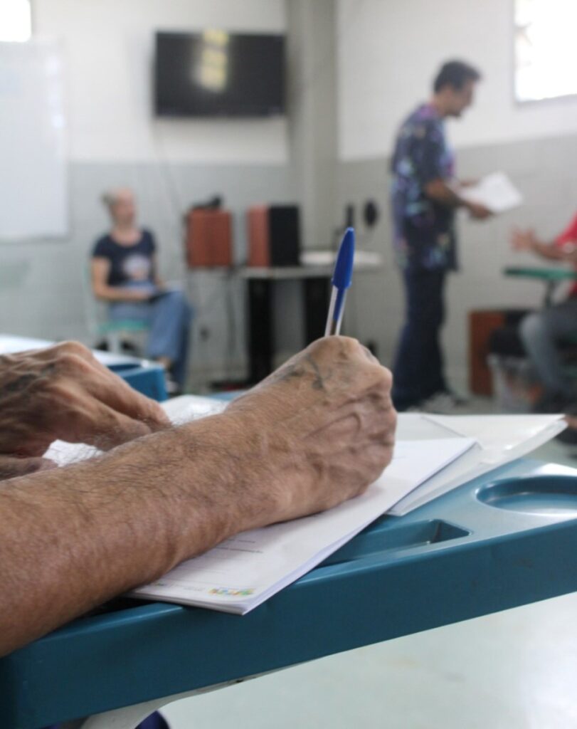 Interno participa de oficina de escrita criativa durante o projeto musical realizado na Penitenciária Estadual de Vila Velha V (PEVV5)