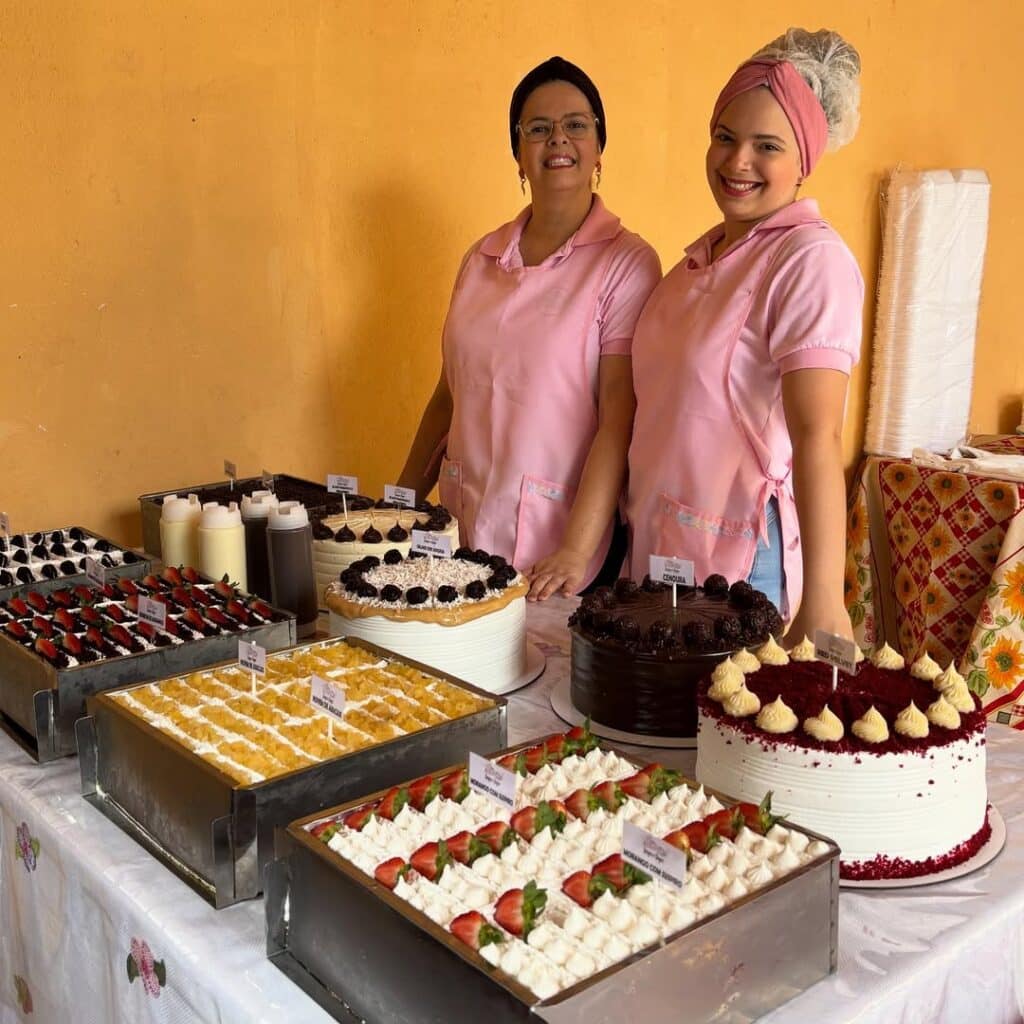 Jaqueline e Joyce, mãe e filha que comandam a confeitaria no bairro Resistência, em Vitória, celebram o sucesso do festival