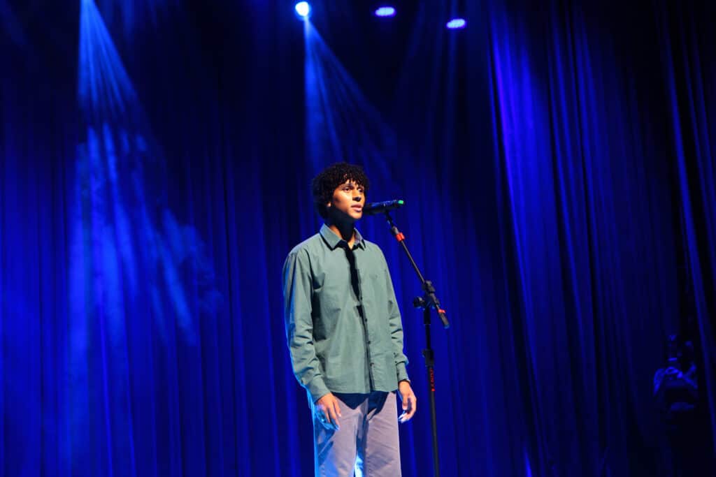 O tenor capixaba João Pedro Ulacia é cantor e ator da apresentação no Sesi. Foto: Divulgação