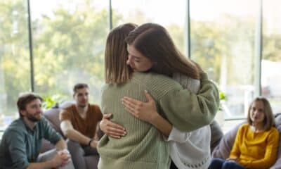 Jovens em risco de suicídio demandam atenção e diálogo constante para prevenção e tratamento eficaz. Foto: Freepik