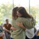 Jovens em risco de suicídio demandam atenção e diálogo constante para prevenção e tratamento eficaz. Foto: Freepik