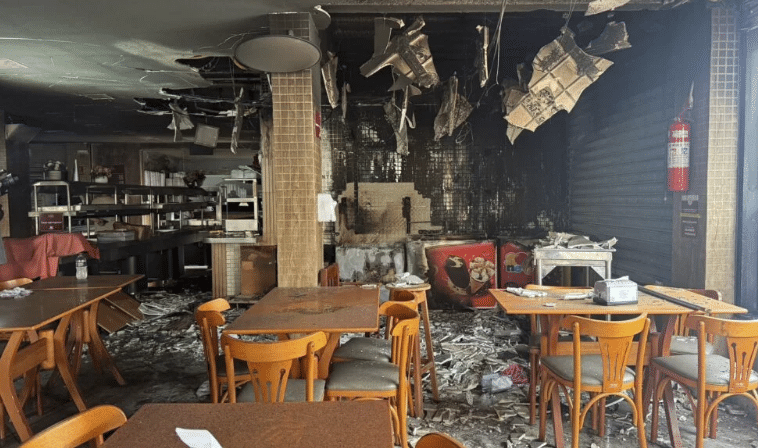 Mesas e equipamentos danificados mostram a extensão dos prejuízos causados pelo fogo na churrascaria Porteira Gourmet, em Itapuã