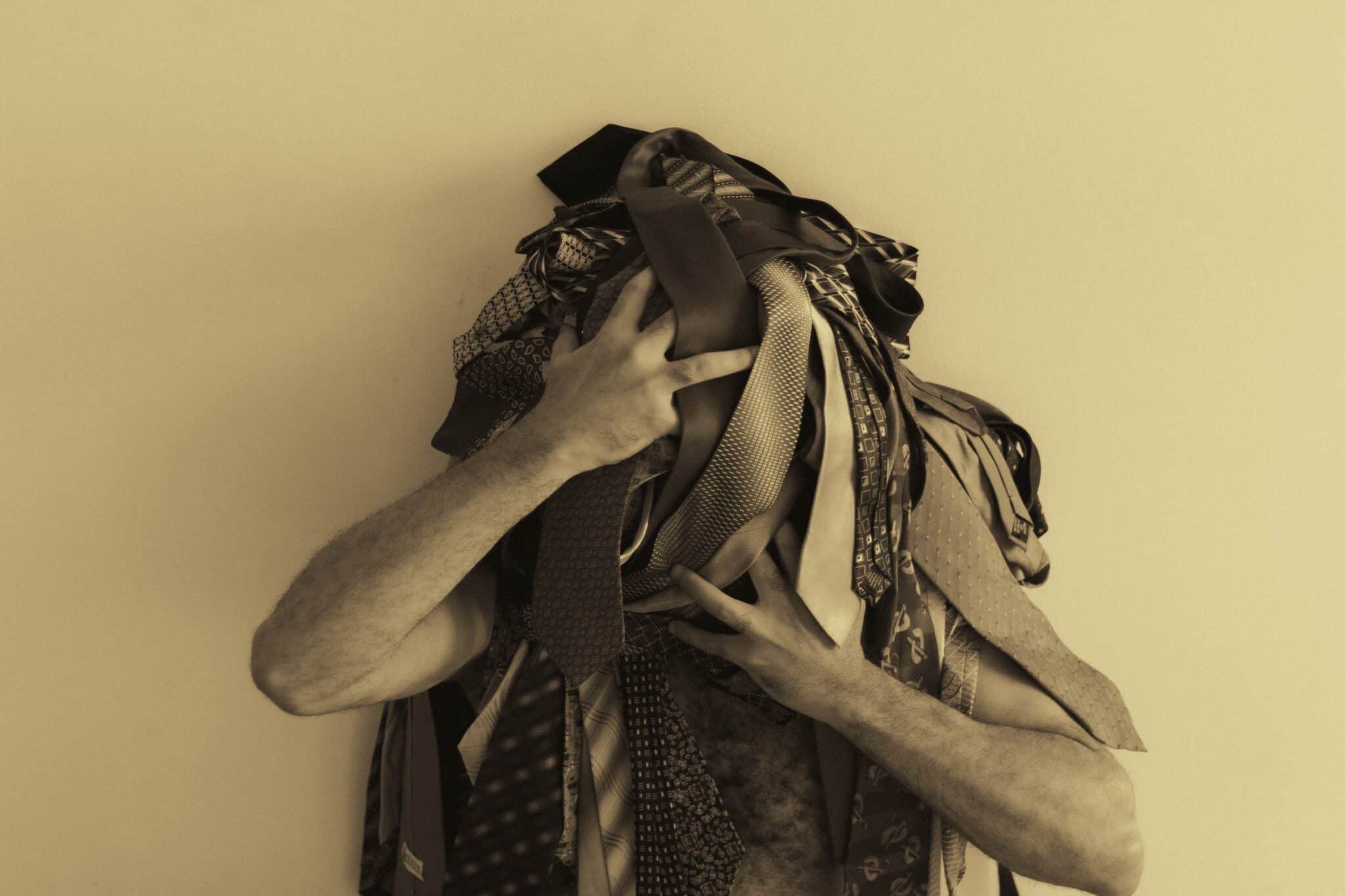 O Grupo Anônimos de Teatro encena “A Metamorfose” no Sesc Glória, trazendo uma reflexão contemporânea sobre a condição humana. Foto: Divulgação
